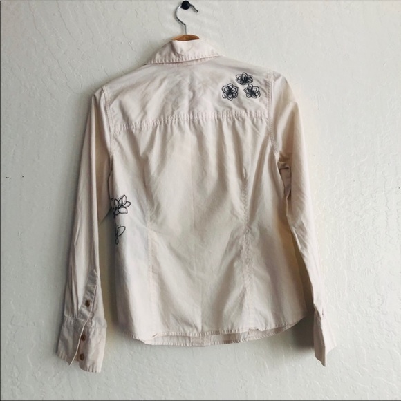 The North Face beige long sleeved button down shirt with embroidery Medium - Picture 4 of 8